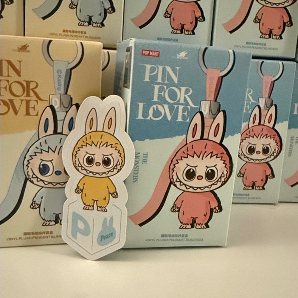 Labubu pin for love - P